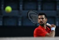 Djokovic comenzó el Master de Roma con victoria, pero sufrió un golpe en la cabeza