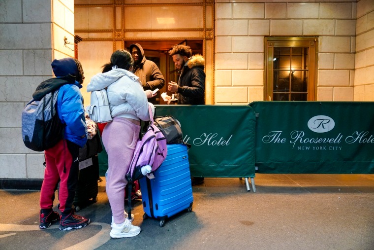 La ciudad de Nueva York comienza a desalojar a algunos migrantes de albergues