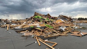 Fuertes tornados azotaron Kansas: Estela de destrucción dejó un muerto y tres heridos