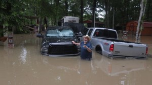 Las lluvias e inundaciones no cesan en Texas y obligan al rescate de más de 200 personas