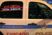VIDEO: Mujer desnuda robó patrulla a agente en Chicago y lo arrastró por el suelo… no creerás lo que ocurrió luego