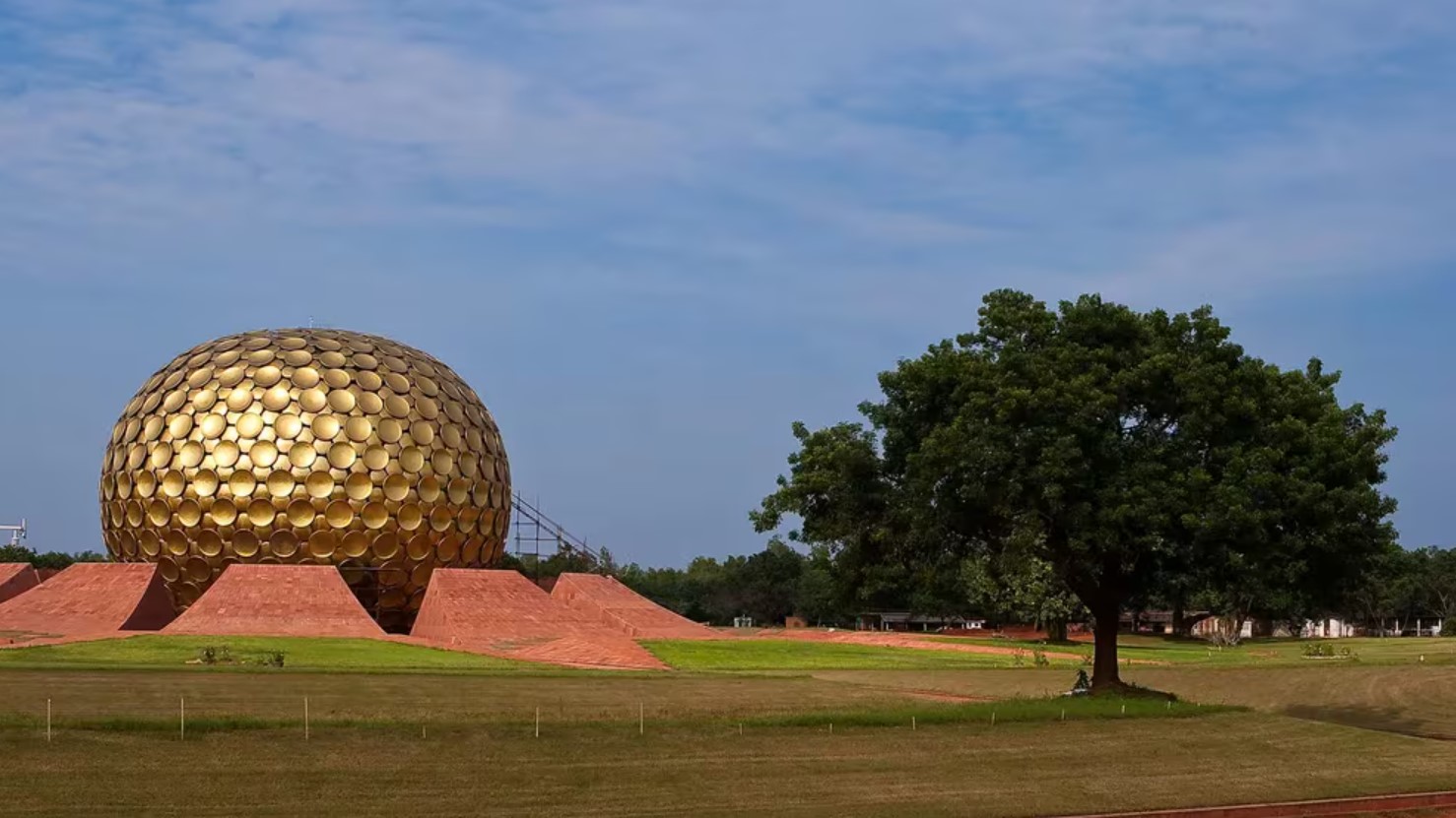 Auroville, la curiosa ciudad donde no existe la religión, la política, ni el dinero en efectivo