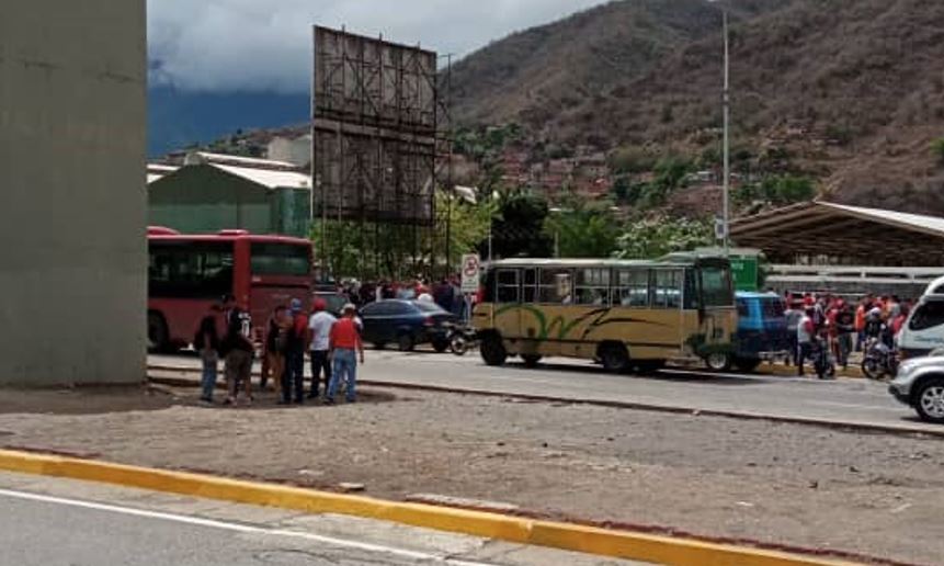 En FOTOS: mientras le tranca el paso a Edmundo González, el Psuv envió decenas de autobuses hacia Guatire