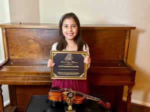 Violinista venezolana de ocho años que reside en Texas fue galardonada con prestigiosos premios