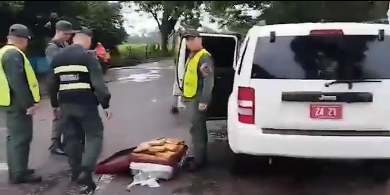 They seized almost 400 panels of drugs inside a diplomatic van in Táchira (Video)