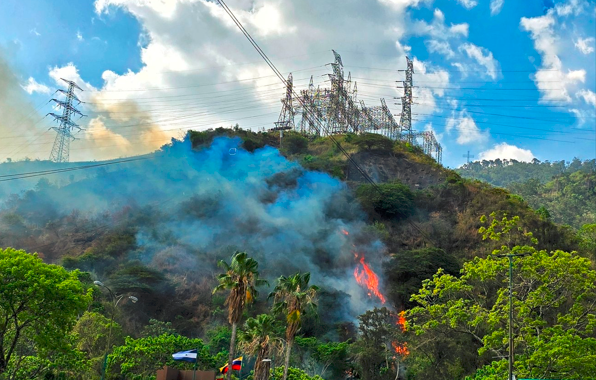 Feroz incendio cerca del teleférico arrasa el Parque Nacional El Ávila (Fotos)