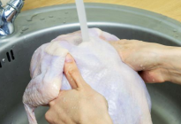 El error que muchos cometen al cocinar pollo y que pone en riesgo la salud