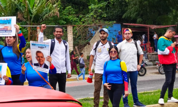 Jóvenes en Carabobo promueven jornadas en la calle para enseñar cómo votar por Edmundo González