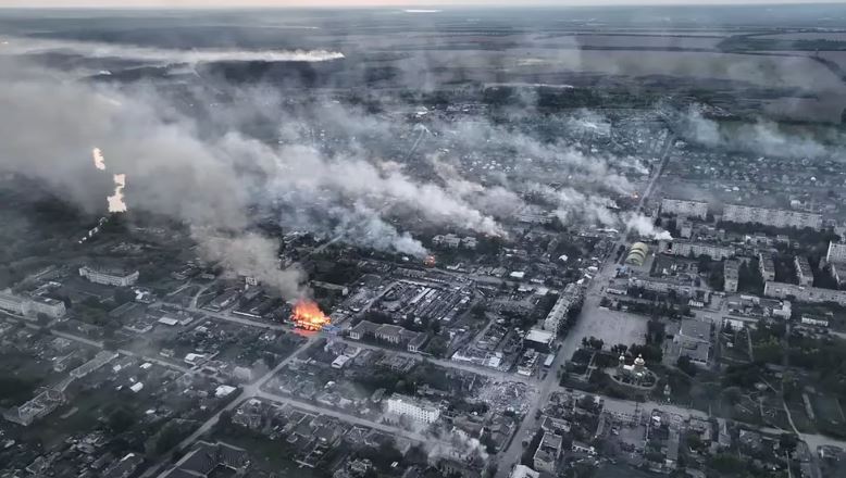 La ciudad ucraniana que quedó completamente destruida tras semanas de asedio ruso (Fotos)