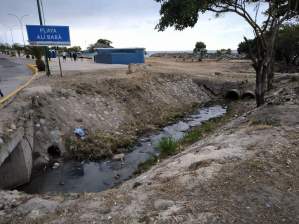 Denuncian cloacas y botaderos de basura en playas de Vargas que pone en peligro a temporadistas
