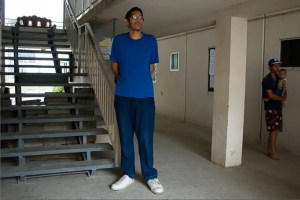 El venezolano con los pies más grande del mundo, gasta más de mil dólares en medicamentos al mes