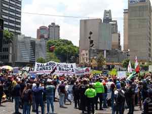EN VIDEO: Trifulca entre colectivos y manifestantes empaña marcha de trabajadores en Plaza Venezuela este #1May