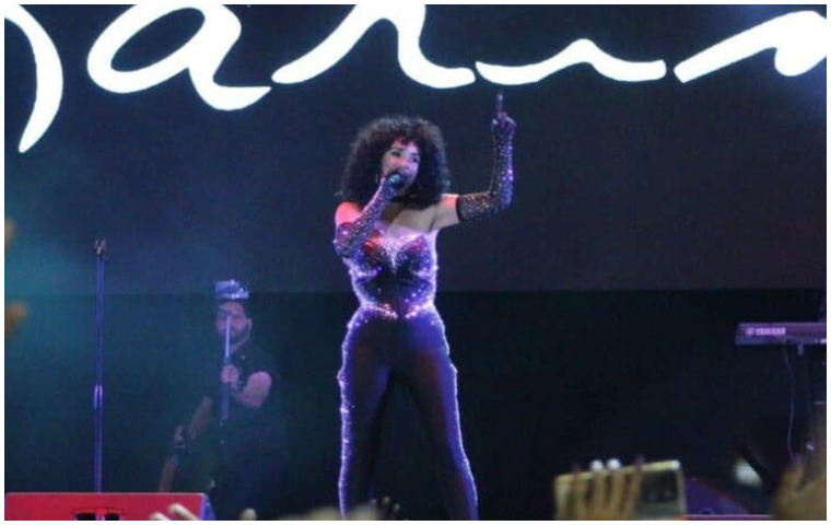 Karina hizo vibrar a más de 45 mil personas en su concierto gratuito en la plaza Francia de Altamira