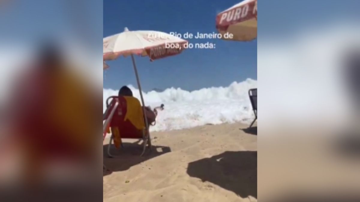 A wave three meters high surprised and affected swimmers on a beach in Rio de Janeiro