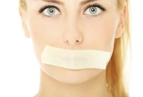Qué es el “mouth taping”, el riesgoso método de taparse la boca con cinta para dormir