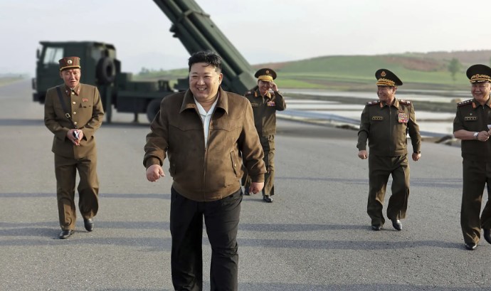 Kim Jong-un visita fábricas de armas y destaca capacidades de producción “de nivel global”