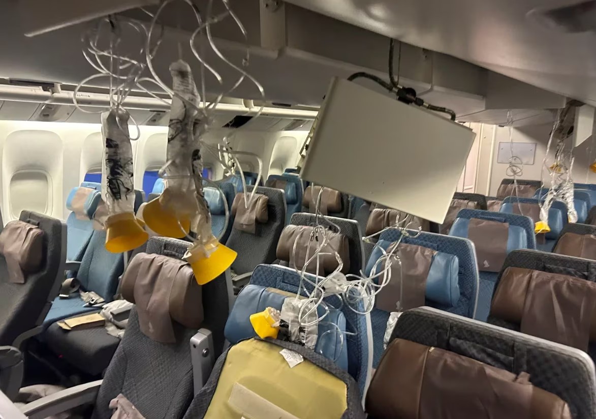 Las fotos del interior del avión de Singapore Airlines tras el brusco descenso de dos mil metros que dejó al menos un muerto