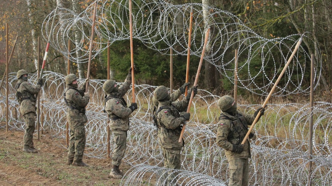 El impenetrable muro que Polonia construye para evitar una invasión rusa: sensores, trincheras y muchas armas