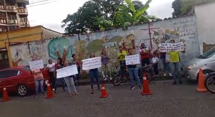 Protestan contra directora de la escuela Ramón Ignacio Méndez de Barinas por medidas arbitrarias