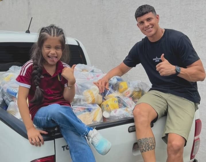 Futbolista Yordan Osorio llegó a su barrio en Barinas con una sorpresa para sus vecinos (VIDEO)