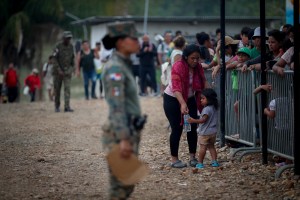 Mujeres migrantes, víctimas de robos, violación y con sus hijos a cuestas por el Darién