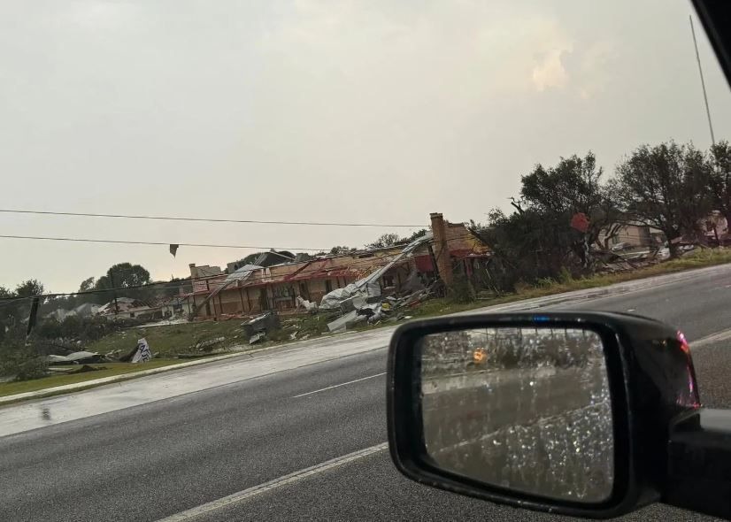 VIDEO: La estela de destrucción que dejó un tornado en su paso por esta ciudad de Texas