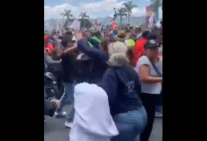 En VIDEO: la agresión de motorizados chavistas contra trabajadoras en Plaza Venezuela