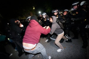 Más de un centenar de estudiantes fueron arrestados tras desmantelar protesta propalestina en Universidad de Los Ángeles
