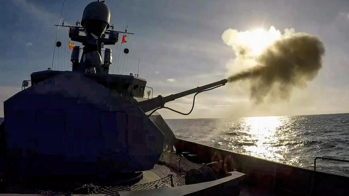 Ucrania afirma haber golpeado otro buque de guerra ruso en el mar Negro