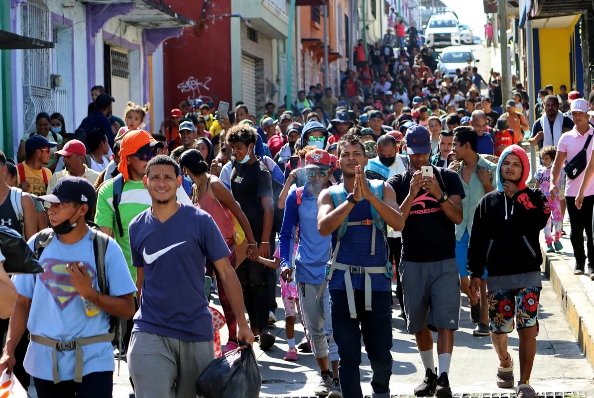 Nueva caravana con varios migrantes venezolanos parte de la frontera sur de México