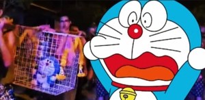Ya no saben que hacer: un pueblo invoca la lluvia usando un Doraemon de peluche (VIDEO)