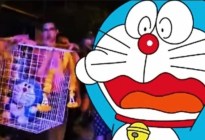Ya no saben que hacer: un pueblo invoca la lluvia usando un Doraemon de peluche (VIDEO)