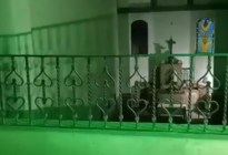 VIDEO: Visitó una iglesia durante la noche y captó a un “fantasma” en medio del templo