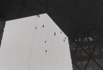 Impresionante VIDEO: Limpiavidrios quedaron colgados de una enorme torre al ser azotados por fuertes vientos