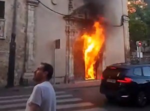 Impactante VIDEO: hombre prendió fuego a un convento con monjas y fieles adentro