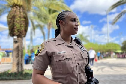 ¿Es obligatorio hablar español? Los requisitos para ser policía en Florida y cuánto se gana