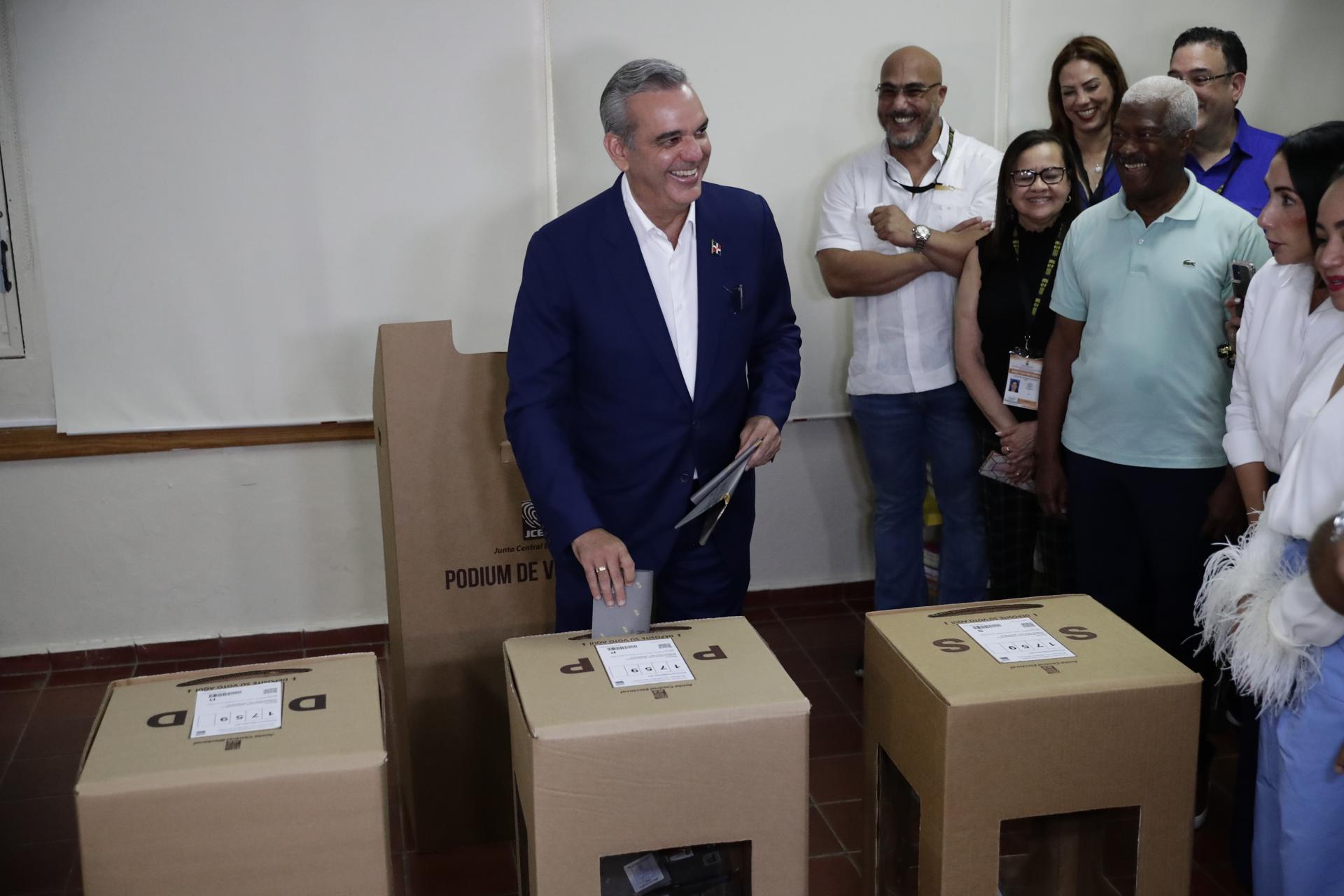 Luis Abinader logra la reelección como presidente en República Dominicana