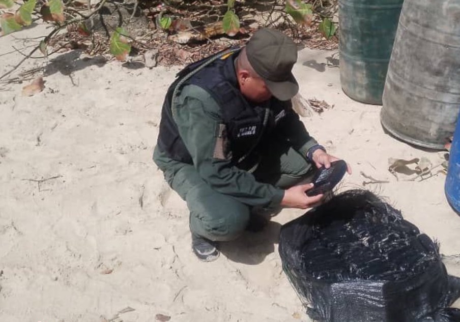 Hallan 20 kilos de marihuana abandonados en una playa de La Guaira