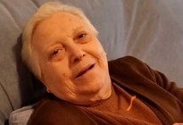 VIDEO: La inesperada reacción de una mujer con Alzheimer al ver a su hijo de 57 años graduado