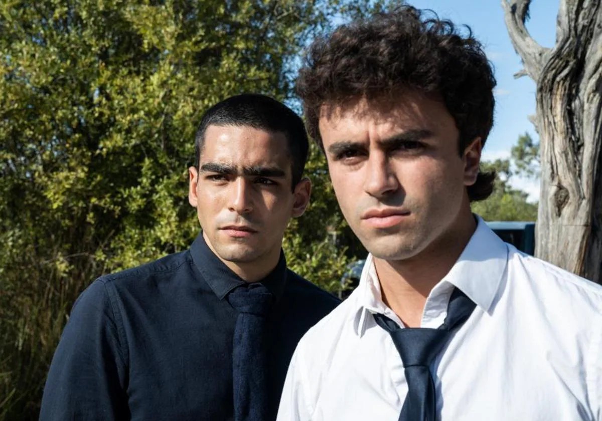 Bombazo de amor: el actor Itzan Escamilla confirma su relación con otro famoso compañero de “Élite”