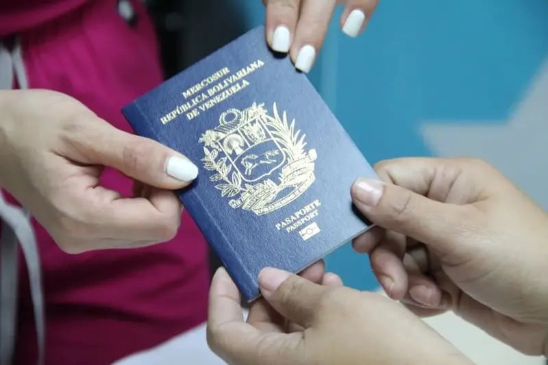 ¿Se necesita cédula vigente para sacar el pasaporte venezolano?