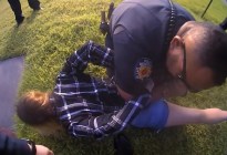 Policía de Texas esposó a mujer sobre un montón de hormigas bravas que le picaron toda la cara