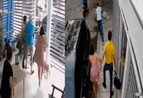 VIRAL: Con patada voladora, mujer evitó que asaltaran a su hijo (VIDEO)