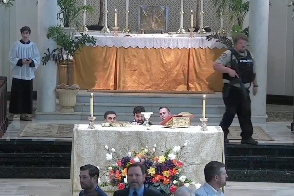 Pánico en iglesia de Luisiana: adolescente armado con un rifle intentó irrumpir en la misa (VIDEO)