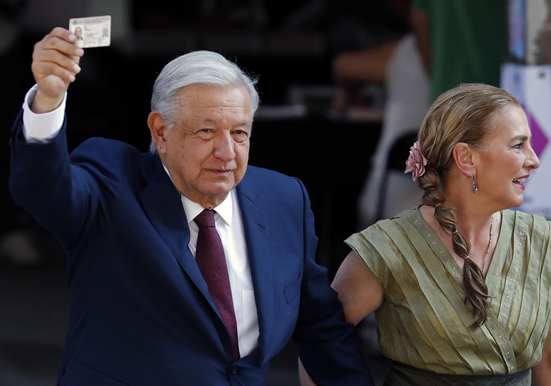 López Obrador votó y pidió “ánimo” en transcurso de la jornada electoral en México