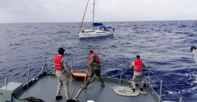 Autoridades dominicanas rescatan a cuatro extranjeros que estaban a la deriva en un velero