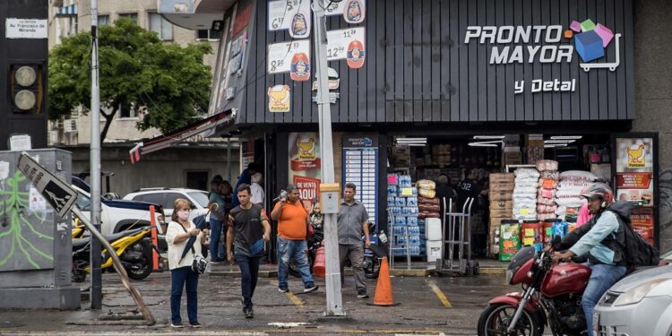 ¿Cuántos dólares necesita una persona para vivir “bien” un mes en Caracas?